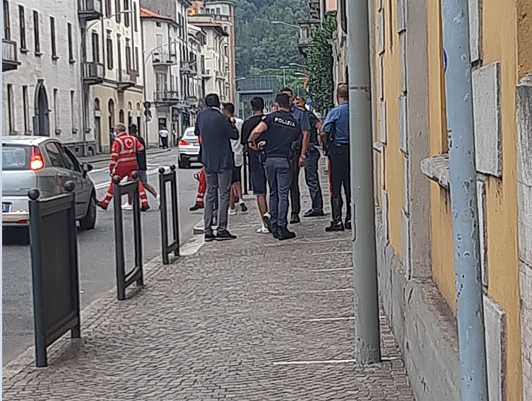 Lecco: aggredisce a testate un 16enne poi picchia un Carabiniere, arrestato