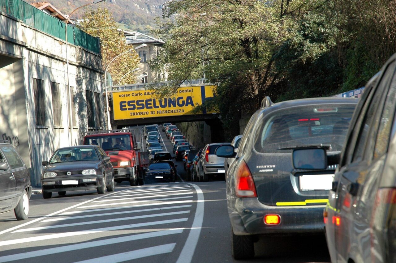 Code, code e ancora code, settimana infernale a Lecco. Il sindaco: “Limitate l’uso delle auto”