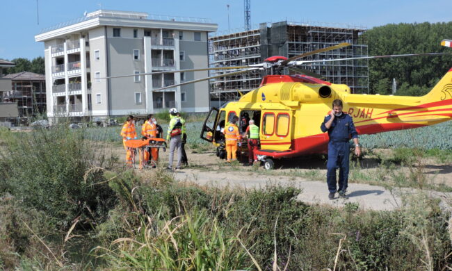 Il figlio cade dall’impalcatura, il padre si lancia per salvarlo