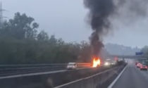 Auto in fiamme, SS36 chiusa in direzione Lecco