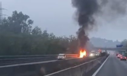 Auto in fiamme, SS36 chiusa in direzione Lecco
