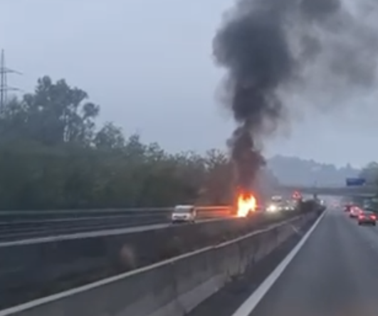 Auto in fiamme, SS36 chiusa in direzione Lecco