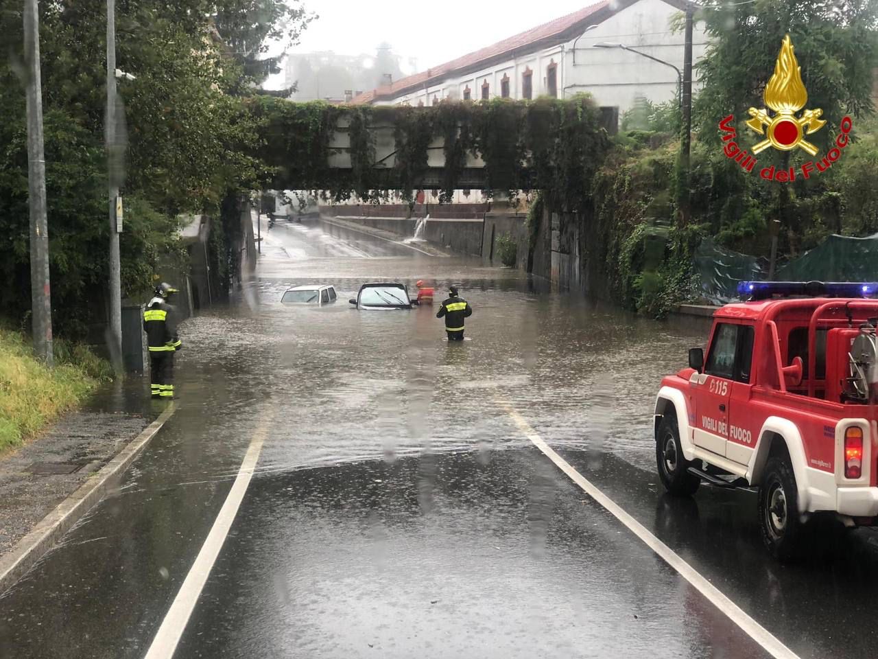 Maltempo in Lombardia: automobilisti intrappolati salvati dai pompieri