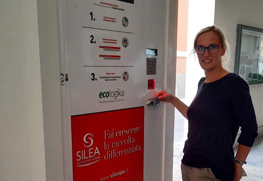 Misurazione puntuale: installato ad Oggiono il primo distributore di sacchi rossi