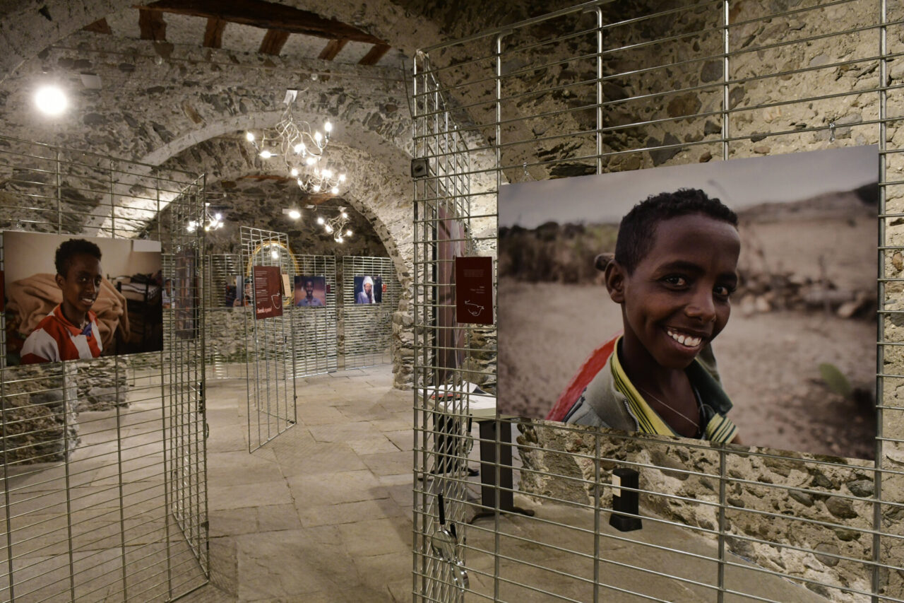 “Sorridi, è gratis!”: la mostra che celebra il sorriso arriva in Provincia di Lecco