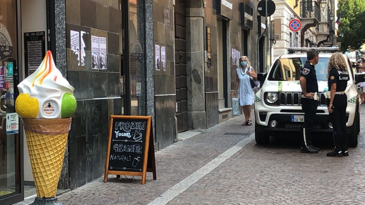 Le foto del blitz dei no vax in centro Lecco: indagini in corso