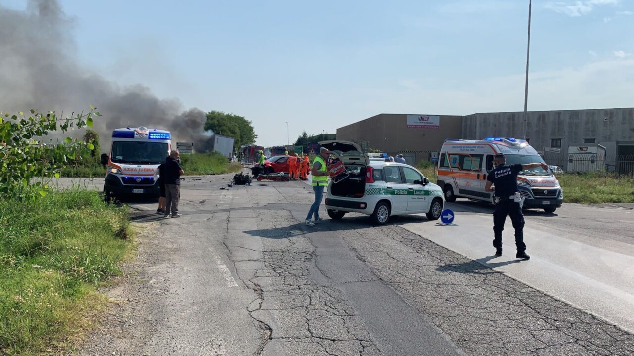 Camion a fuoco dopo lo schianto contro un'auto.