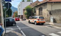 Schianto a Lecco in via Col di Lana: motociclista in condizioni serie