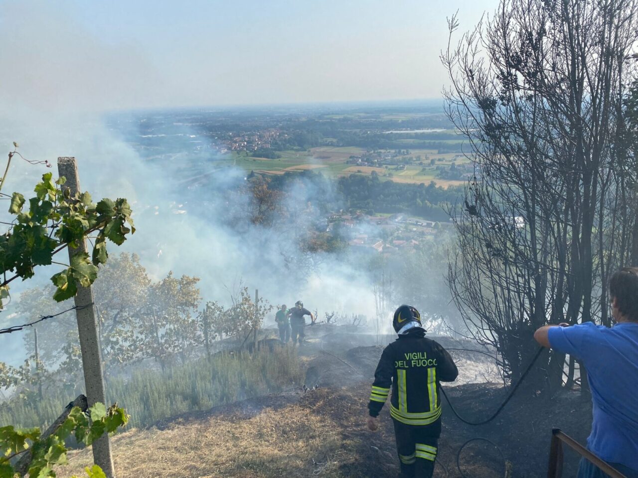 Vasto incendio sulla collina di Montevecchia