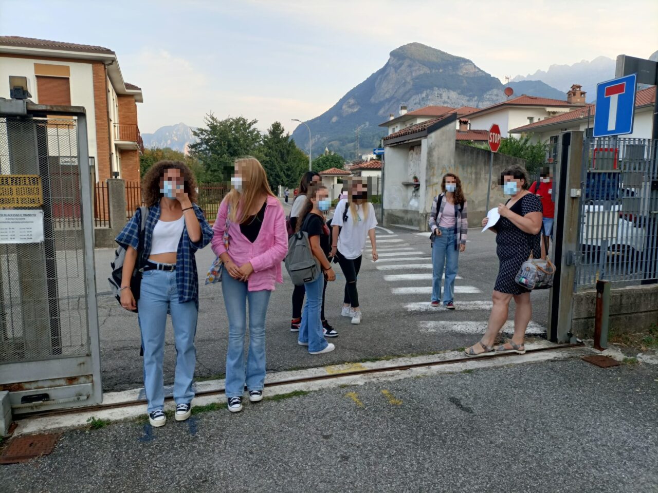 Primo giorno di scuola al Rota ma non tutti sono in istituto