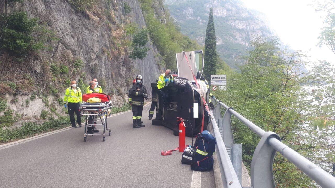 Auto ribaltata sulla strada della Rocca: ferita la mamma, figlio incastrato liberato dai pompieri