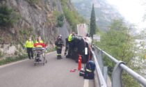 Auto ribaltata sulla strada della Rocca: ferita la mamma, figlio incastrato liberato dai pompieri