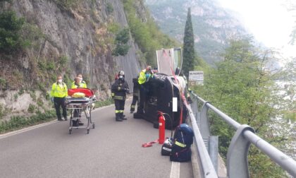 Auto ribaltata sulla strada della Rocca: ferita la mamma, figlio incastrato liberato dai pompieri