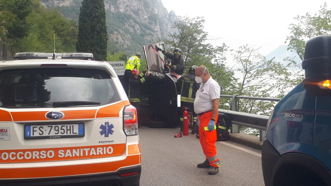 Auto ribaltata sulla Strada della Rocca: ferita la mamma, figlio incastrato liberato dai pompieri