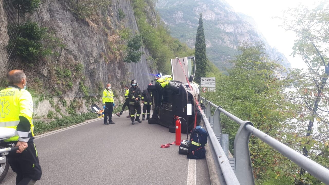 Auto ribaltata sulla Strada della Rocca: ferita la mamma, figlio incastrato liberato dai pompieri
