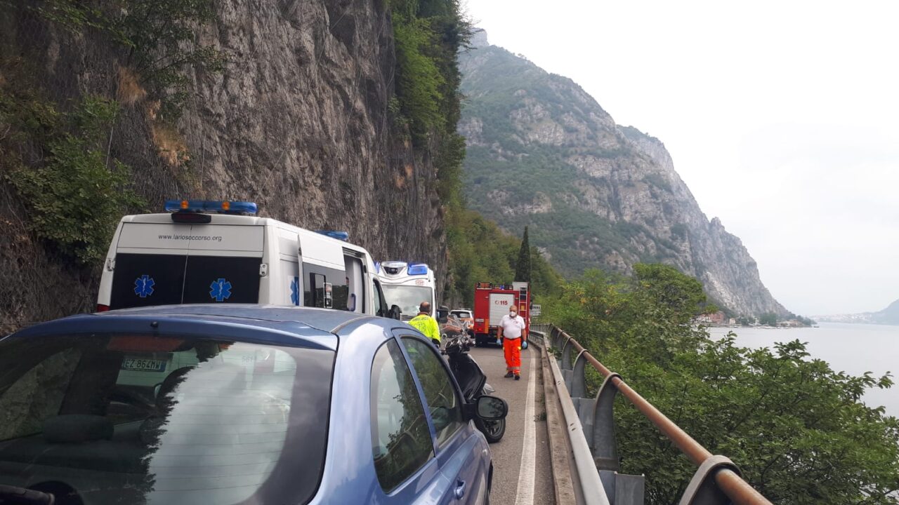 Auto ribaltata sulla Strada della Rocca: ferita la mamma, figlio incastrato liberato dai pompieri