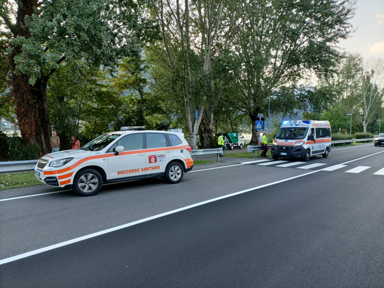 Operatore ecologico investito mentre pulisce la strada