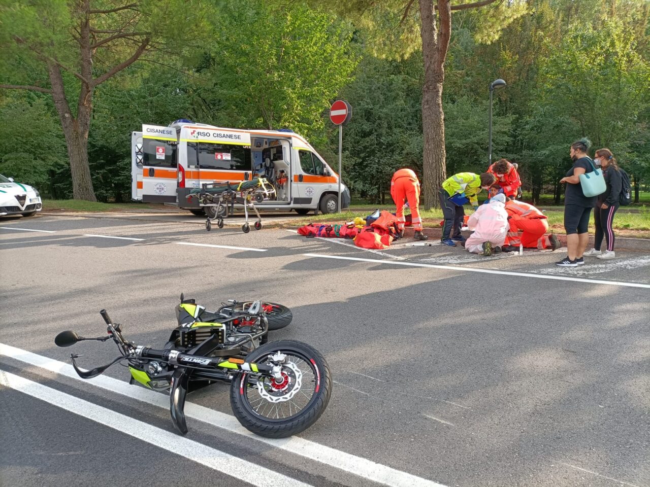 Scontro frontale tra moto: 15enne e 45enne in condizioni serie