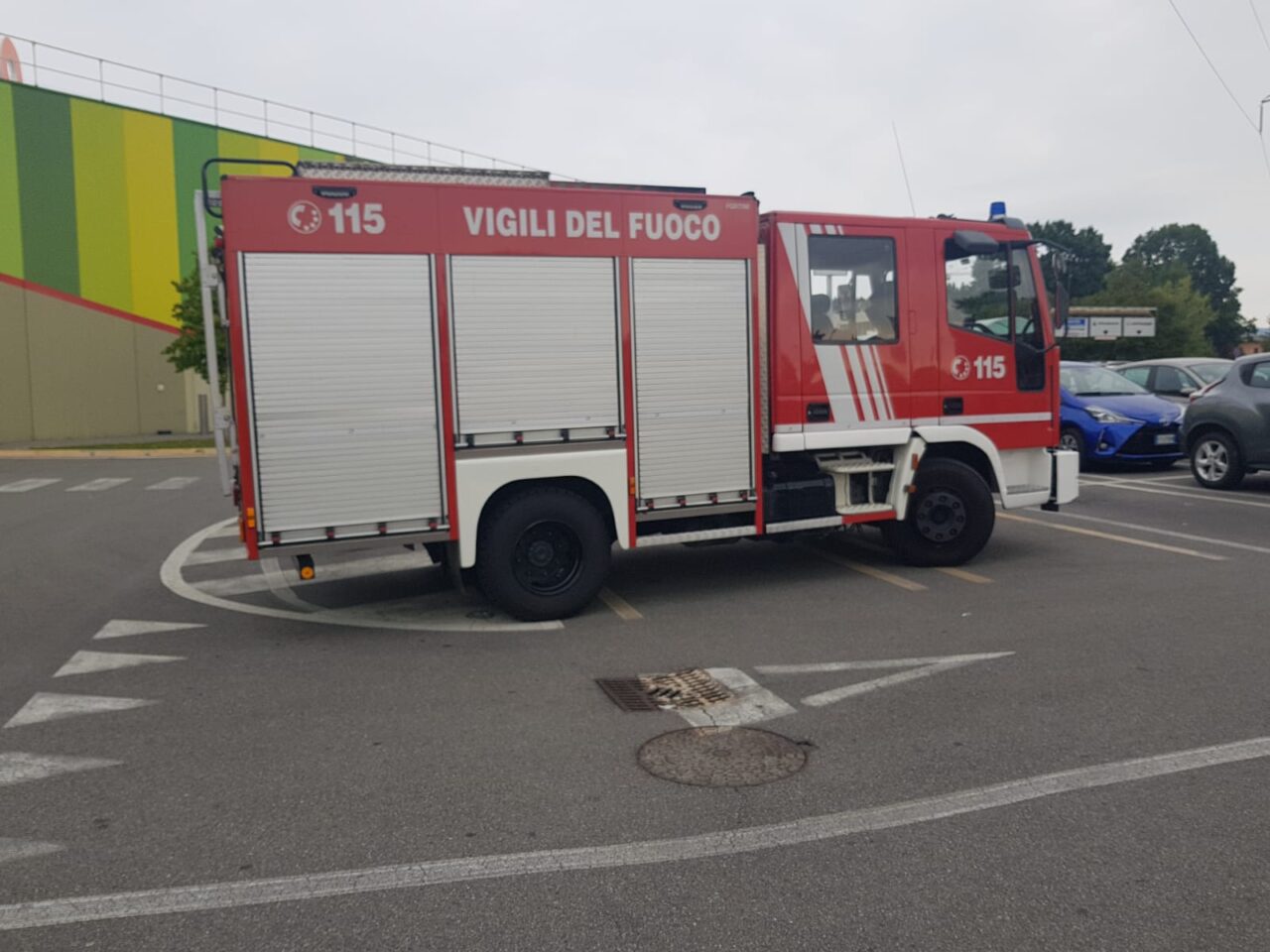Bloccato nel bagno del centro commerciale, “liberato” dai pompieri
