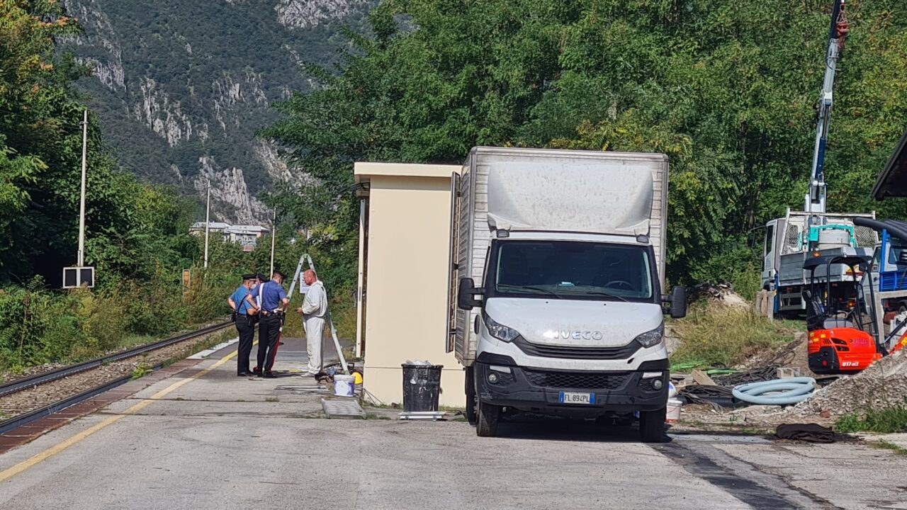Ennesimo incidente sul lavoro: operaio cade da una scala in stazione vicino ai binari