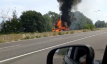 Traffico paralizzato sulla Milano Meda per un camion in fiamme