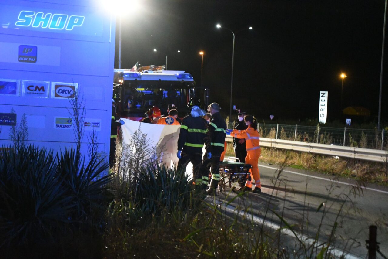 Diciottenne in stato confusionale trovata a terra sulla Statale 36