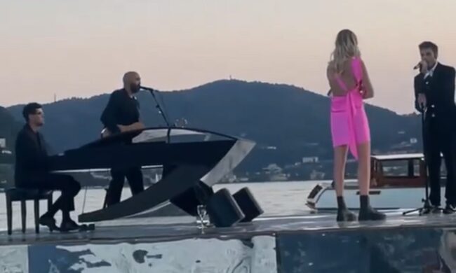 Serenata d’amore di Fedez alla Ferragni su una piattaforma sul Lago di Como