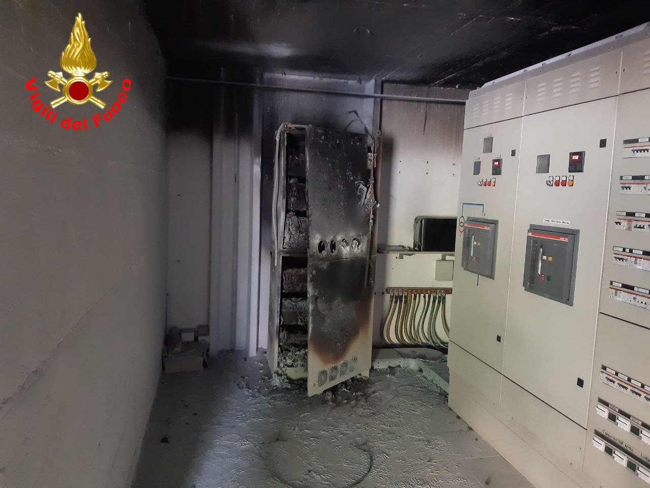 A fuoco un quadro elettrico: allarme per l’alta colonna di fumo