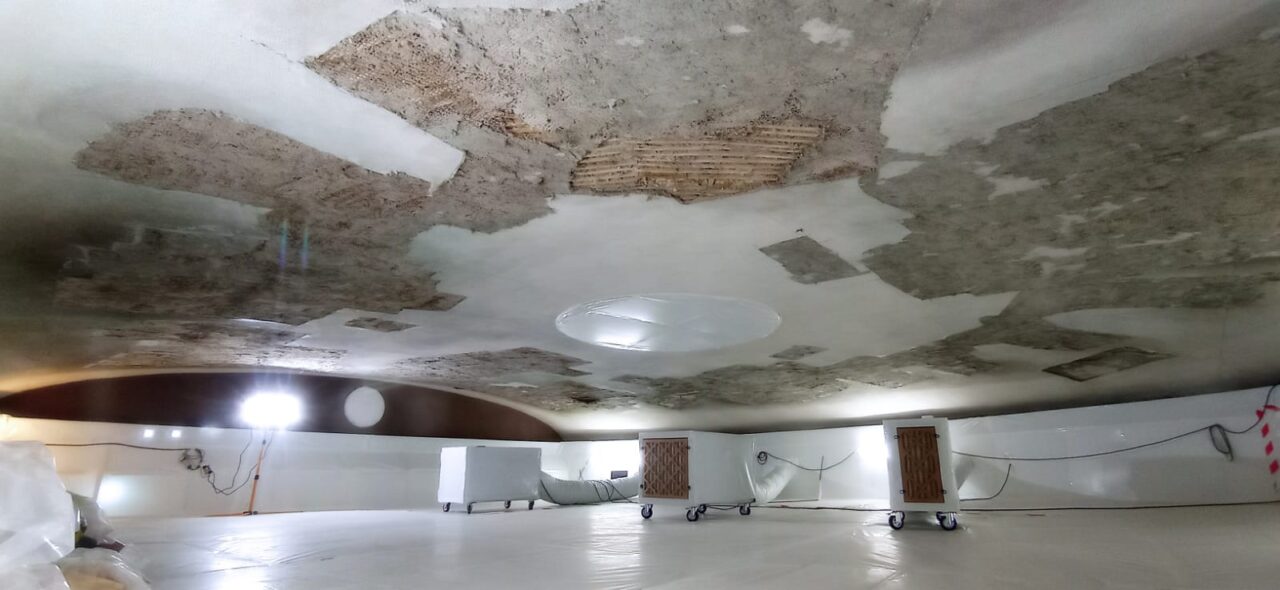 Le spettacolari immagini della rimozione dell’affresco di Orlando Sora dalla volta del Sociale