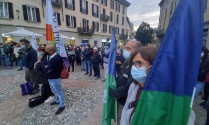 Lecchesi in piazza per Mimmo Lucano, "La solidarietà non si processa!"