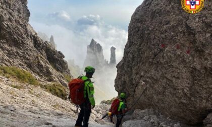 Travolto da una scarica di sassi in Grignetta: il casco si rompe ma gli salva la vita