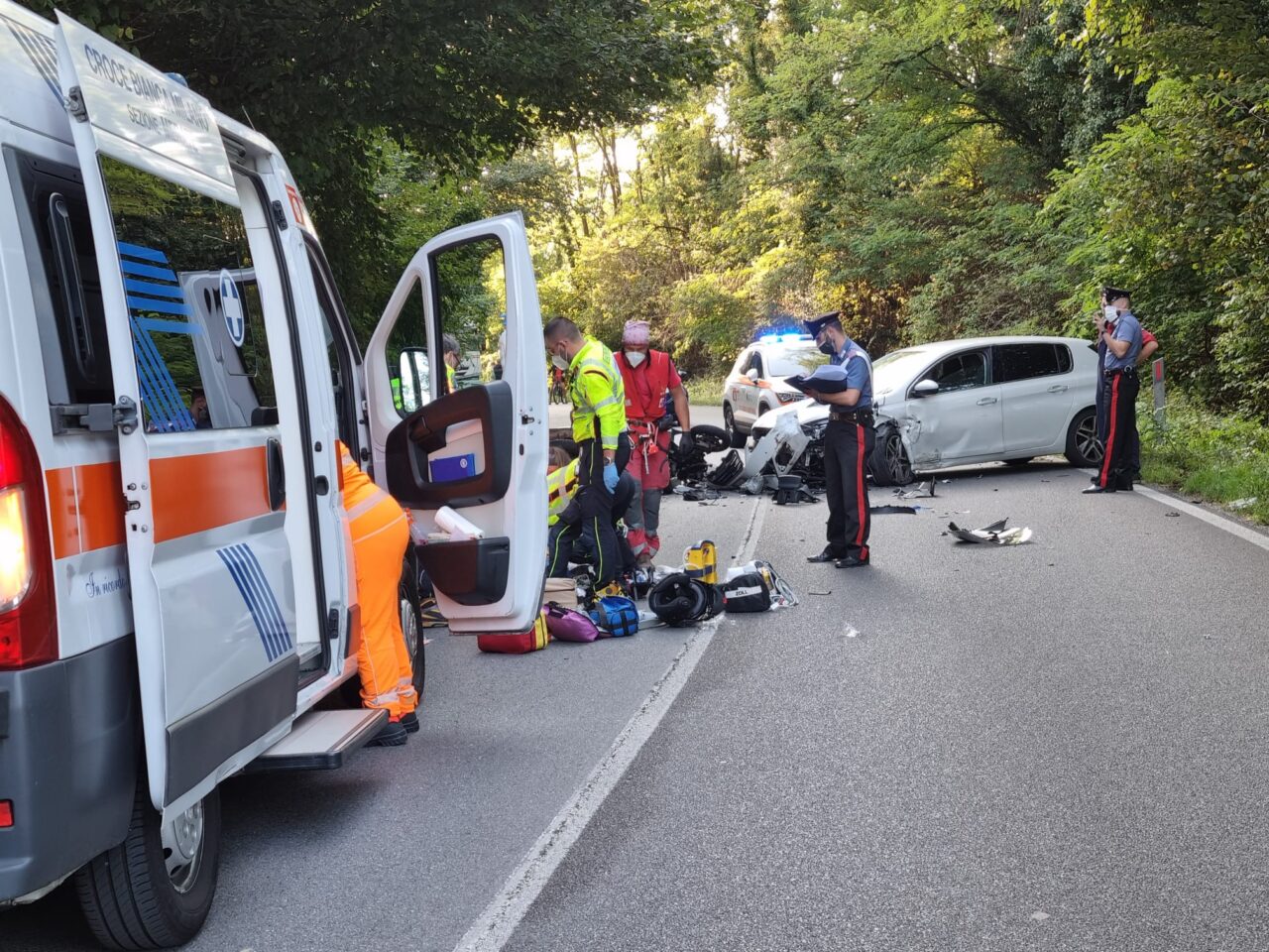 Insetto nel casco, centauro perde il controllo della moto e si schianta contro un’auto: grave 44enne