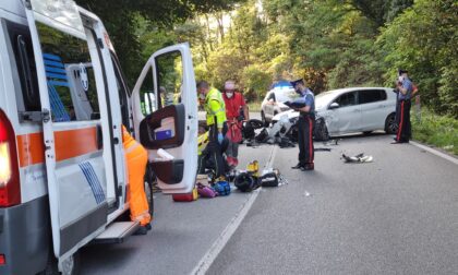 Insetto nel casco, centauro perde il controllo della moto e si schianta contro un'auto: grave 44enne