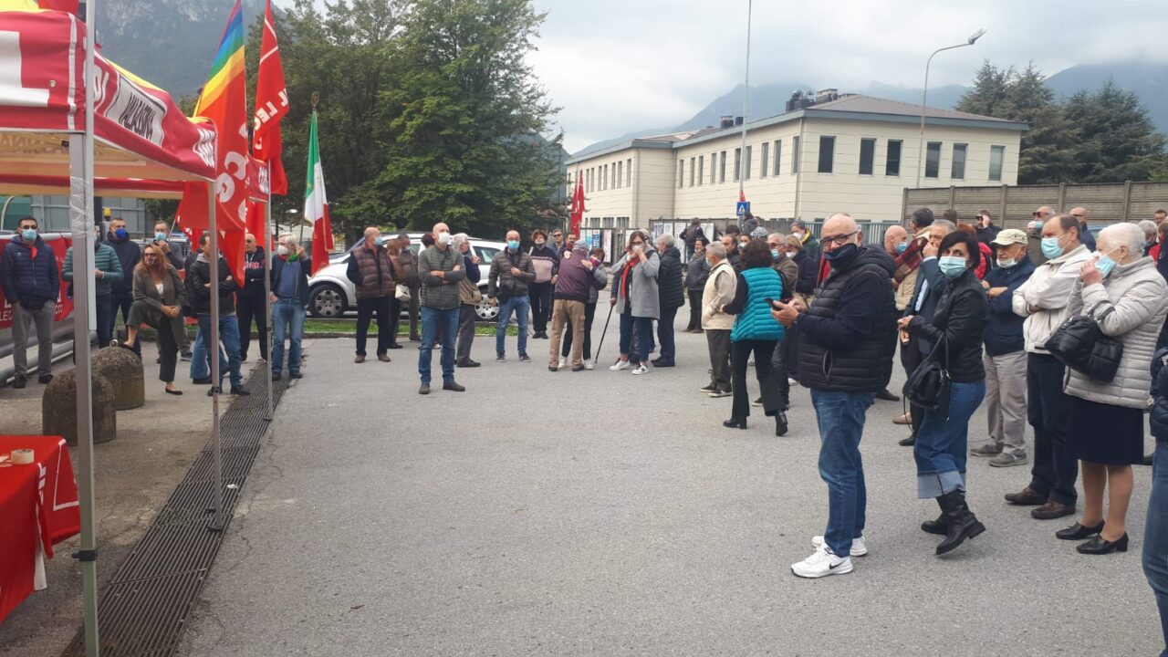 dopo-lassalto-alla-cgil-nazionale-presidio-a-lecco
