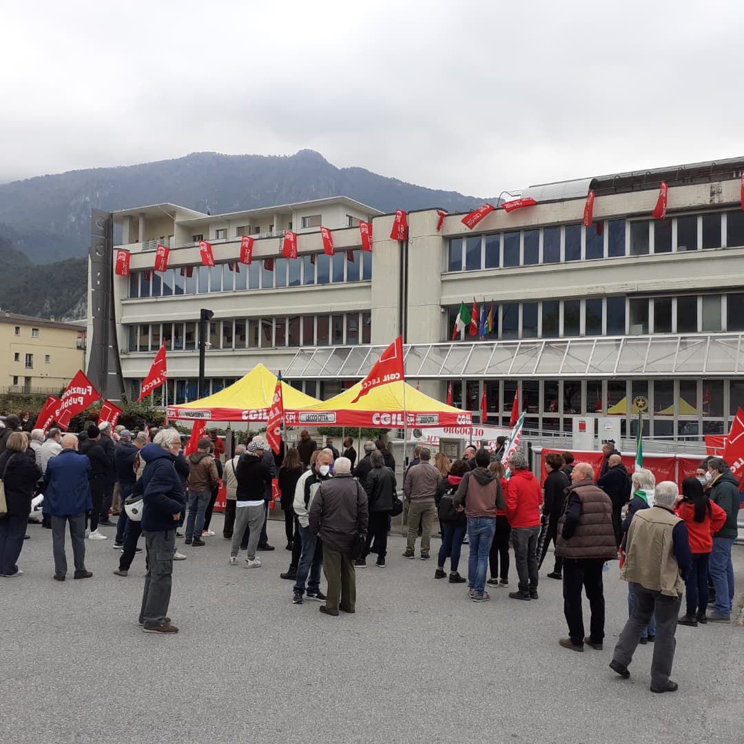 dopo-lassalto-alla-cgil-nazionale-presidio-lecco