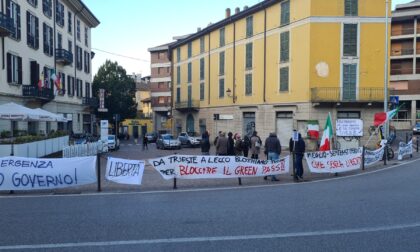 Scatta l'obbligo del Green pass sul lavoro e a Lecco partono le proteste: presidio davanti al Comune
