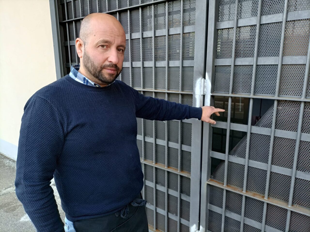 Ennesima spaccata notturna al bar della stazione: sfondano la porta e fanno razzia