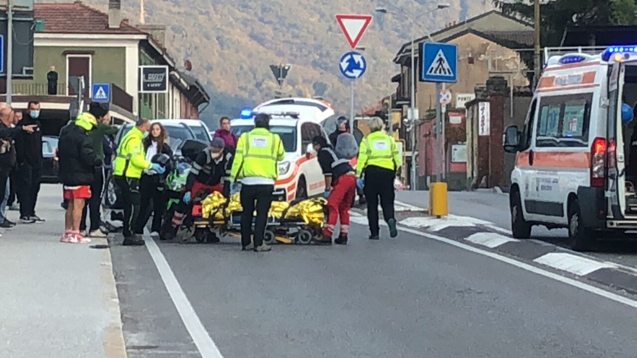 Donna investita sulle strisce pedonali, paura e traffico nel caos. Travolto anche il cagnolino che è morto sul colpo