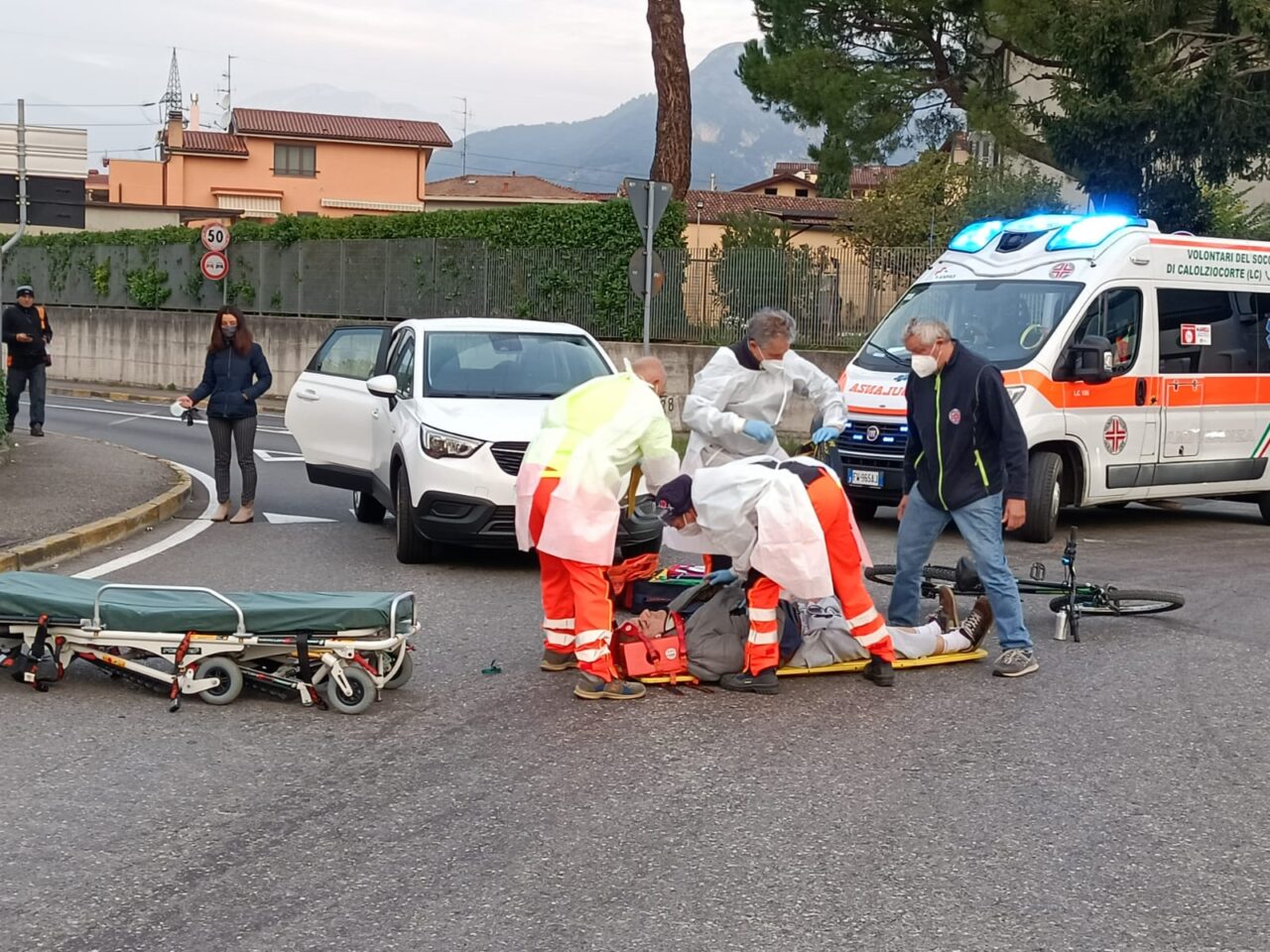 Ciclista a terra alla rotonda, 49enne in condizioni serie e  traffico il tilt