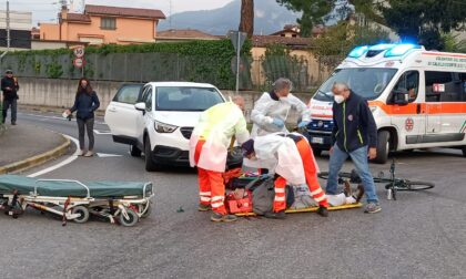 Ciclista a terra alla rotonda, 49enne in condizioni serie e  traffico il tilt