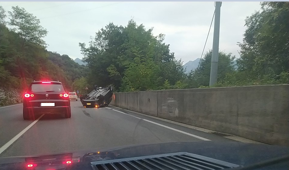 Auto ribaltata sulla Lecco-Ballabio, ferita una 60enne