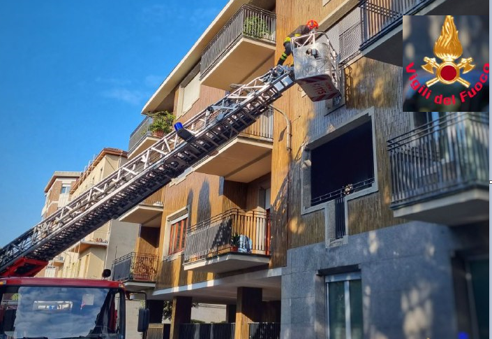 Cadono in casa e rimangono bloccati: i pompieri li raggiungono con l’autoscala e li salvano