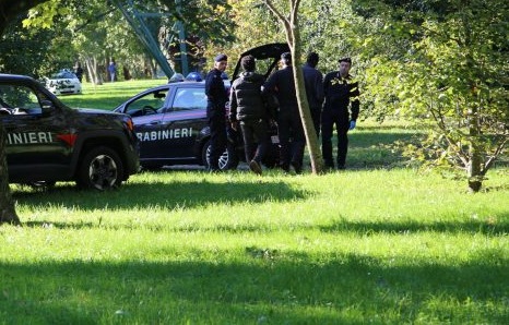 Blitz nei boschi della droga: scoperti 4 bivacchi dei pusher e cocaina nascosta sotto gli alberi