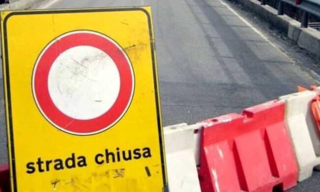 Masso cade sulla Statale e ribalta un’auto: donna ferita lievemente