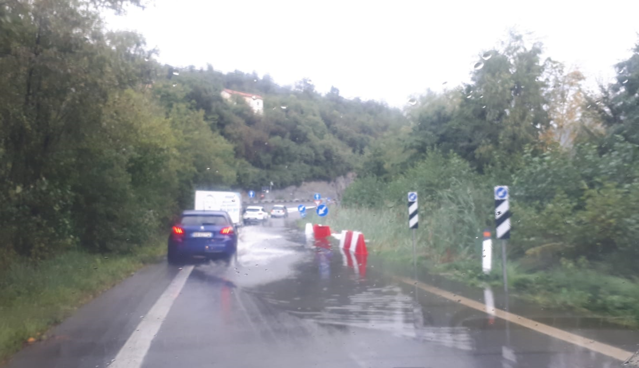 Maltempo, allerta arancione sul Lecchese: allagamenti sulla Statale 36