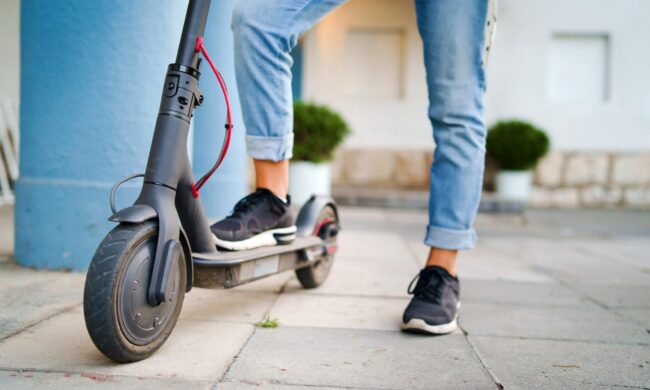 In moto senza patente si scontra con un’auto, torna a casa e prende il monopattino: multato