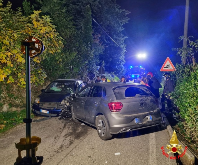 Due incidenti stradali nella notte, Vigili del Fuoco in Azione