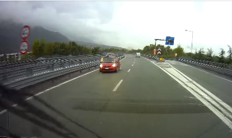 Incredibile: ancora un automobilista per un chilometro e mezzo in contromano in Statale 36