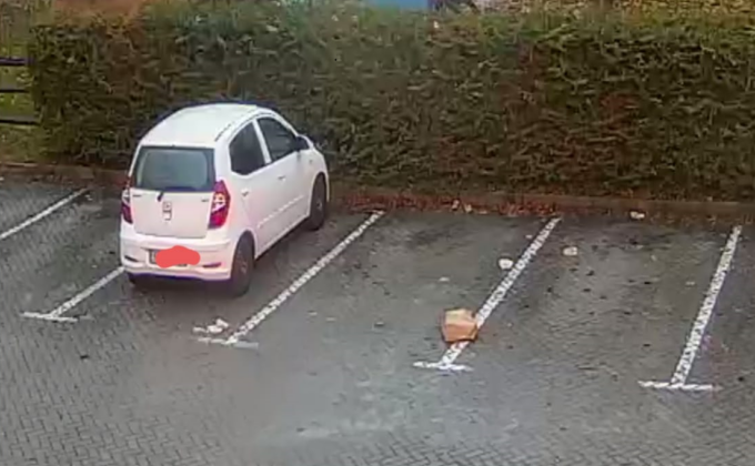 Abbandonano la spazzatura nel parcheggio, sindaco furente: “Dovrebbero andare a mangiare in una latrina”