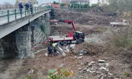 Cede l'impalcatura su un ponte, due feriti